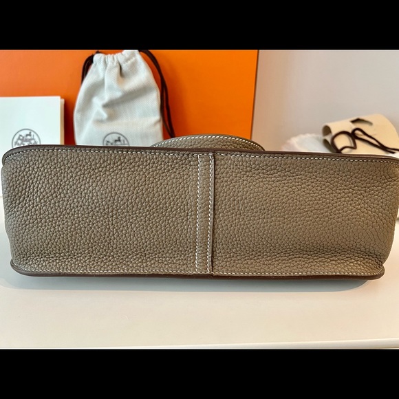 New in box authentic Hermès Taurillon Clemence Halzan 31 etoupe - Picture 5 of 6